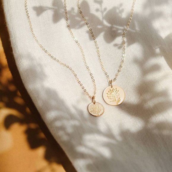 Sunflower Engraved Cute Floral Minimalist Necklace - Picture 2 of 16